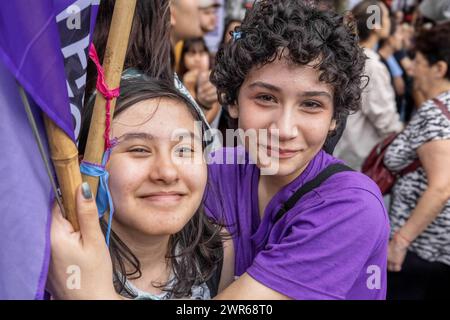 Buenos Aires, Buenos Aires, Argentine. 8 mars 2024. Deux jeunes femmes vues enveloppées dans la couleur violette, représentative du féminisme lors de la Journée internationale de la femme. Des milliers de femmes se sont rassemblées pour la Journée internationale de la femme au Congrès national de Buenos Aires. Les colonnes de militants ont commencé à arriver à 16 h. certains des slogans choisis étaient ''A la violencia machista, féminismo'', ''ni un paso atrÃs'', ''fuimos marea, seremos tsunami'', ainsi que des affiches critiquant le gouvernement de Javier Milei. Il y a eu aussi des interventions graphiques et performatives, avec de la musique et de la danse. (Crédit Banque D'Images