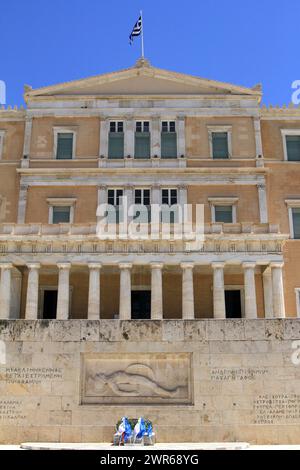 Une photo verticale de l'emblématique bâtiment du Parlement grec à Athènes, en Grèce Banque D'Images