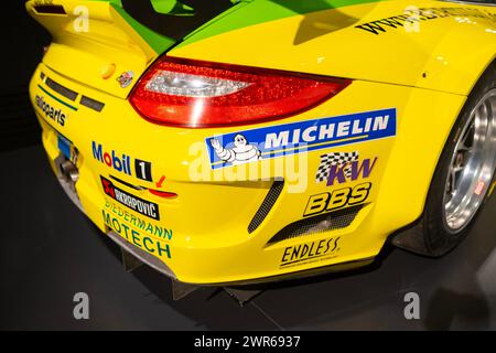 Porsche 911 GT3 RSR 2023 jaune dans le Porsche-Museum historique, ingénierie allemande, voiture de sport de course haute performance, élégance automobile incarnée, enduran Banque D'Images