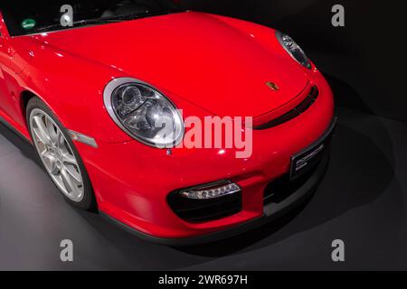 Red Porsche 911 Carera GT2 2008 dans Porsche-Museum historique, passion automobile, évolution des voitures de sport, élégance automobile incarnée, moteur de voiture de pointe Banque D'Images