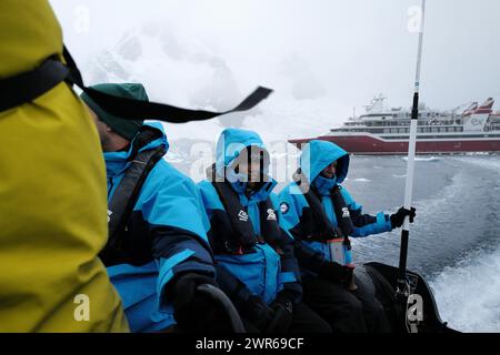 ©PHOTOPQR/VOIX DU NORD/PIERRE ROUANET ; 27/02/2024 ; ANTARCTIQUE, LE 27/02/2024. Croisiere dite d'expédition vers le continent blanc, la Peninsula Antarctique (continent austral, pole sud, Antarctica, South pole, glace, banquise, iceberg), au dela du cercle polaire, par l'operateur touristique francais Exploris (membre de l'IAATO tourisme responsable). Deuxieme jour sur la péninsule antarctique. Port Charcot, ile Booth, Terre de Graham. PHOTO PIERRE ROUANET LA VOIX DU NORD - EXPÉDITION EXPLORIS DANS LA PÉNINSULE ANTARTICA Banque D'Images