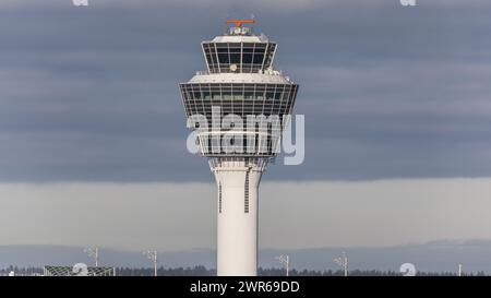 München, Deutschland - 1. Januar 2022 : Der Kontrollturm des Flughafen München in Bayern, Deutschland. Banque D'Images