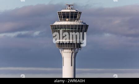 München, Deutschland - 1. Januar 2022 : Der Kontrollturm des Flughafen München in Bayern, Deutschland. Banque D'Images