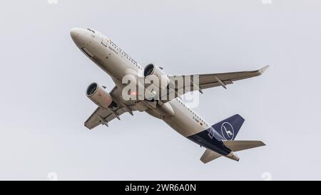 München, Deutschland - 2. Janvier 2021 : Ein Airbus A320-271N von Lufthansa startet vom Flughafen München. Immatriculation : d-AINP. Banque D'Images