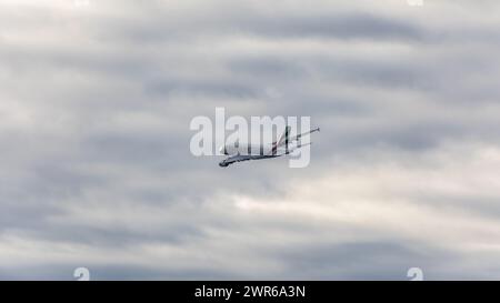 München, Deutschland - 2. Janvier 2021 : Ein AirbusS A380-861 von Emirates Airlines startet vom Flughafen München à Richtung Dubaï. Immatriculation : A6-EE Banque D'Images