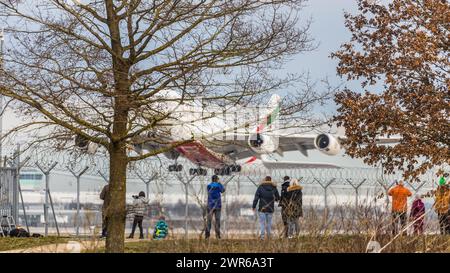 München, Deutschland - 2. Janvier 2021 : Ein AirbusS A380-861 von Emirates Airlines startet vom Flughafen München à Richtung Dubaï. Immatriculation : A6-EE Banque D'Images