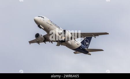 München, Deutschland - 2. Janvier 2022 : Ein Airbus A319-114 von Lufthansa startet vom Flughafen München. Enregistrement : d-AILD. Banque D'Images