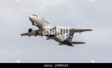 München, Deutschland - 2. Janvier 2022 : Ein Airbus A319-114 von Lufthansa startet vom Flughafen München. Enregistrement : d-AILD. Banque D'Images