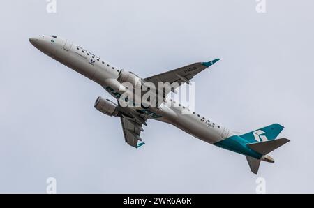 München, Deutschland - 2. Januar 2022 : Ein Embraer 195LR von Air Dolomiti startet vom Flughafen München. Enregistrement i-ADJS. Banque D'Images