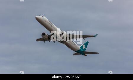 München, Deutschland - 2. Januar 2022 : Ein Embraer 195LR von Air Dolomiti startet vom Flughafen München. Enregistrement i-ADJS. Banque D'Images