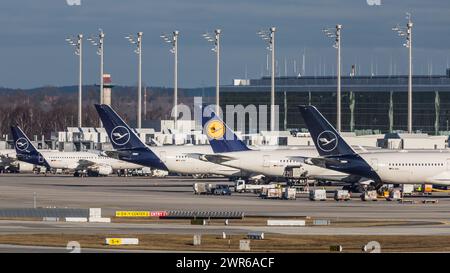 München, Deutschland - 1. Januar 2022 : Verschiedene Flugzeugtypen stehen mit der neuen und der alten Bemalung der Lufthansa an einem terminal des Flug Banque D'Images