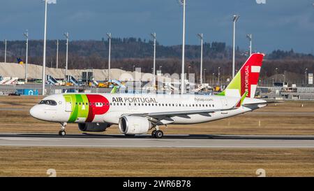 München, Deutschland - 1. Janvier 2022 : Ein Airbus A320-251N (Airbus A320neo) von TAP Air Portugal startet vom Flughafen München. Enregistrement CS-TVI. Banque D'Images