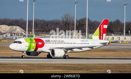 München, Deutschland - 1. Janvier 2022 : Ein Airbus A320-251N (Airbus A320neo) von TAP Air Portugal startet vom Flughafen München. Enregistrement CS-TVI. Banque D'Images