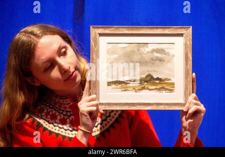 Londres, Angleterre, Royaume-Uni. 11 mars 2024. Membre du personnel pose à l'aquarelle, représentant un paysage nuageux, signé par l'artiste Dame Judi Dench. (Crédit image : © Tayfun Salci/ZUMA Press Wire) USAGE ÉDITORIAL SEULEMENT! Non destiné à UN USAGE commercial ! Crédit : ZUMA Press, Inc/Alamy Live News Banque D'Images