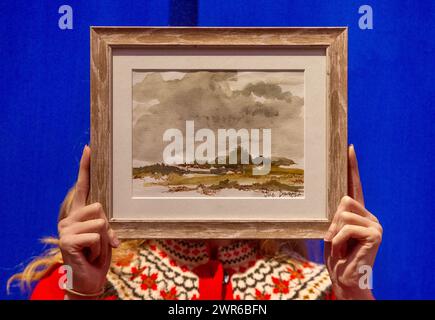 Londres, Angleterre, Royaume-Uni. 11 mars 2024. Membre du personnel pose à l'aquarelle, représentant un paysage nuageux, signé par l'artiste Dame Judi Dench. (Crédit image : © Tayfun Salci/ZUMA Press Wire) USAGE ÉDITORIAL SEULEMENT! Non destiné à UN USAGE commercial ! Crédit : ZUMA Press, Inc/Alamy Live News Banque D'Images