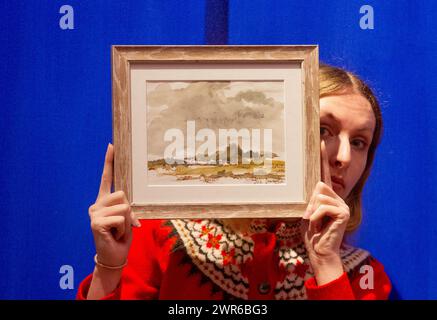 Londres, Angleterre, Royaume-Uni. 11 mars 2024. Membre du personnel pose à l'aquarelle, représentant un paysage nuageux, signé par l'artiste Dame Judi Dench. (Crédit image : © Tayfun Salci/ZUMA Press Wire) USAGE ÉDITORIAL SEULEMENT! Non destiné à UN USAGE commercial ! Crédit : ZUMA Press, Inc/Alamy Live News Banque D'Images