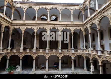 Cour intérieure du Palazzo dei Normanni ou Palais Royal dans la vieille ville de Palerme, Sicile, Italie Banque D'Images