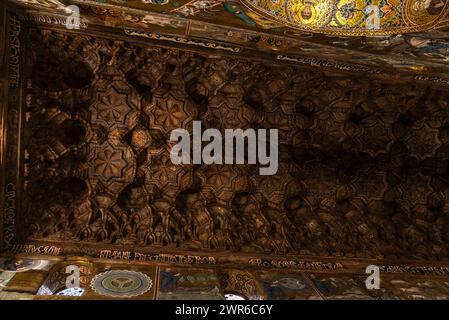 Muqarnas plafond de la chapelle Palatine ou Cappella Palatina dans la vieille ville de Palerme, Sicile, Italie Banque D'Images