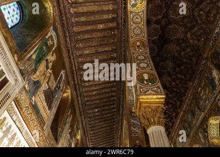 Muqarnas plafond de la chapelle Palatine ou Cappella Palatina dans la vieille ville de Palerme, Sicile, Italie Banque D'Images