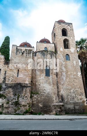 Façade du San Giovanni degli Eremiti ou Saint Jean des Hermiti dans la vieille ville de Palerme, Sicile, Italie Banque D'Images