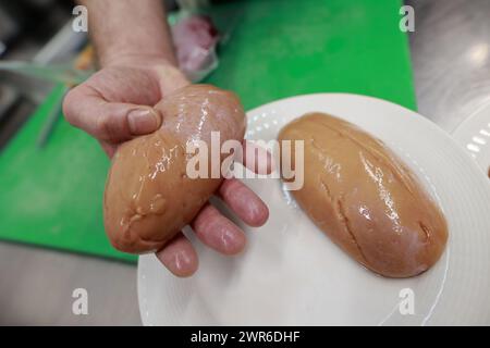 Tanne, Allemagne. 11 mars 2024. Les testicules de taureau reposent dans un bol en préparation d'un plat au restaurant Brockenbauer à Tanne. La nouvelle délicatesse sera bientôt ajoutée au menu du restaurant. Brockenbauer Thielecke à Tanne commercialise près de 100 % de ses bovins. Ils ont créé une spécialité inhabituelle sous la forme de testicules de taureau, qui doivent être servis comme huîtres de montagne. Crédit : Matthias Bein/dpa/Alamy Live News Banque D'Images