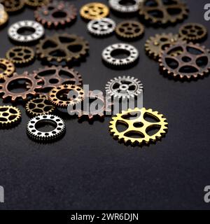 Beaucoup de Gears style steampunk symbole mécanisme montre des pièces d'horloge clair sur fond brun Banque D'Images