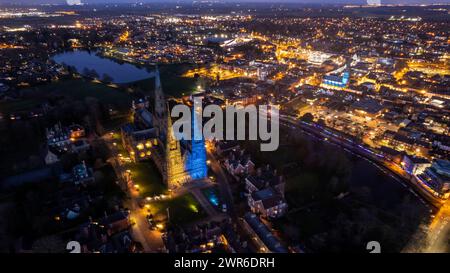 06/03/22 la cathédrale de Lichfield, l'église St MaryÕs et à Lichfield, dans le Staffordshire, sont éclairées par des lumières bleues et jaunes en soutien à l'Ukraine. Autre bui Banque D'Images