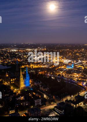 06/03/22 la cathédrale de Lichfield, l’église Sainte-Marie et à Lichfield, Staffordshire, sont éclairées par des lumières bleues et jaunes en soutien à l’Ukraine. Autre bui Banque D'Images