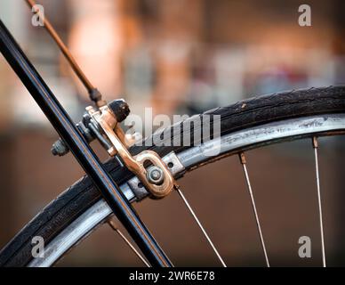 Gros plan d'un mécanisme de frein de bicyclette. Banque D'Images