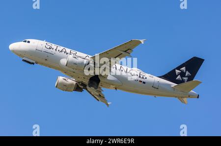 Ein Airbus A319-114 von Lufthansa startet vom Flughafen München. Enregistrement d-AILP. (München, Allemagne, 26.05.2022) Banque D'Images