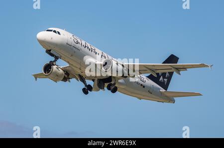 Ein Airbus A319-114 von Lufthansa startet vom Flughafen München. Enregistrement d-AILP. (München, Allemagne, 26.05.2022) Banque D'Images