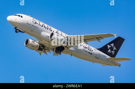 Ein Airbus A319-114 von Lufthansa startet vom Flughafen München. Enregistrement d-AILP. (München, Allemagne, 26.05.2022) Banque D'Images