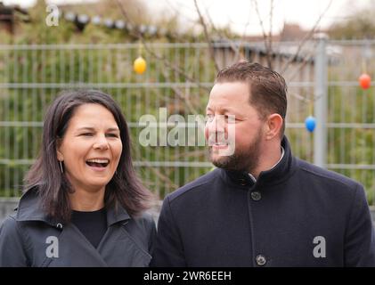 Kremmen, Allemagne. 11 mars 2024. La ministre fédérale des Affaires étrangères Annalena Baerbock (Alliance 90/les Verts) visite le club des jeunes du Kremmen et s'entretient avec le maire Sebastian Busse (CDU). Crédit : Soeren Stache/dpa/Alamy Live News Banque D'Images