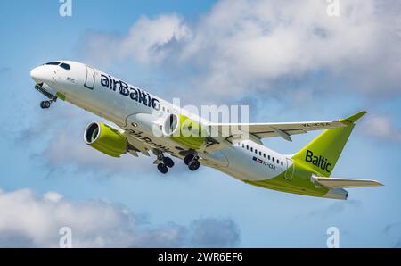 Ein Airbus A220-300 von Air Baltic startet vom Flughafen München. Enregistrement YL-CSA. (München, Allemagne, 26.05.2022) Banque D'Images