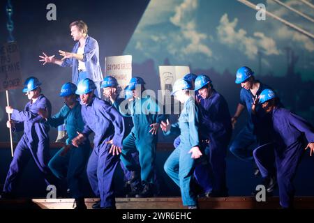 Comédie musicale je VAIS T’AIMER (je VOUS AIMERAI), un spectacle « événementiel » qui rassemble toutes les générations. Voyagez de Paris à New York à bord du Legen Banque D'Images