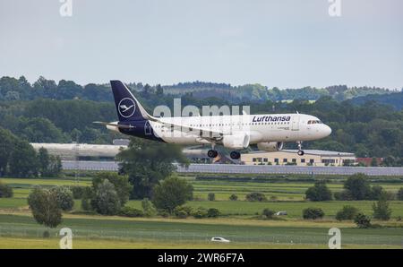 Ein Airbus A320-214 der Lufthansa befindet sich im Landeanflug auf die nördliche Landebahn des Flughafen München, WO das Flugzeug mit der Kennung d-ai Banque D'Images