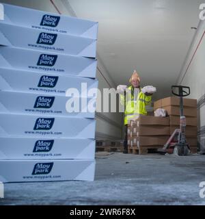 23/12/21 Andy Sharman, chef d'équipe des opérations des magasins chez Mod Park Ashbourne. Ashbourne's Moy Park Chicken fait don de 100 poulets à Doorways Derby. T Banque D'Images