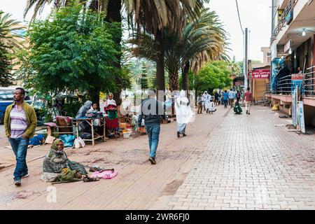 Bahir Dar, Ethiopie - 21 avril 2019 : mendier les gens pendant les vacances de Pâques. Les gens dans la rue, les femmes ornées de foulards blancs, reflétant le Banque D'Images