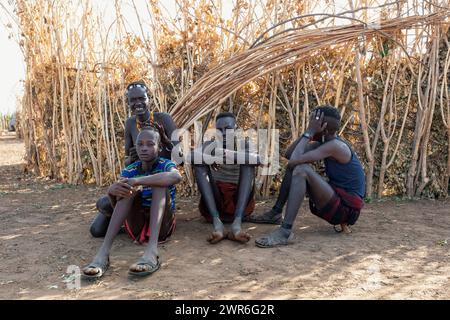 Omorate, Omo Valley, Ethiopie - 11 mai 2019 : les adolescents de la tribu africaine Dasanesh s'occupent de la coiffure. Daasanach sont des groupes ethniques cushitiques Banque D'Images