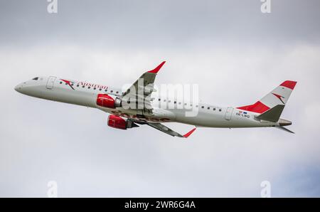 Ein Embraer 195LR von Austrian Airlines startet von der Südbahn des Flughafen München. Enregistrement OE-LWG. (München, Allemagne, 28.05.2022) Banque D'Images