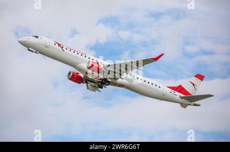 Ein Embraer 195LR von Austrian Airlines startet von der Südbahn des Flughafen München. Enregistrement OE-LWG. (München, Allemagne, 28.05.2022) Banque D'Images