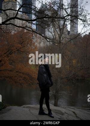 Jeune femme à Central Park, New York City en automne Banque D'Images