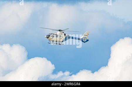 Ein Hubschrauber vom Typ Airbus Helicopters H135 der Polizei Bayern Landet auf dem Flughafen München. Enregistrement d-HBPG. (München, Deutschland, 28,0 Banque D'Images
