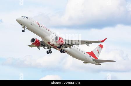 Ein Embraer 195LR von Austrian Airlines startet von der Südbahn des Flughafen München. Enregistrement OE-LWG. (München, Allemagne, 28.05.2022) Banque D'Images