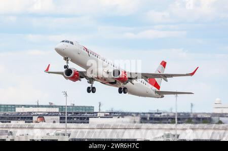 Ein Embraer 195LR von Austrian Airlines startet von der Südbahn des Flughafen München. Enregistrement OE-LWG. (München, Allemagne, 28.05.2022) Banque D'Images