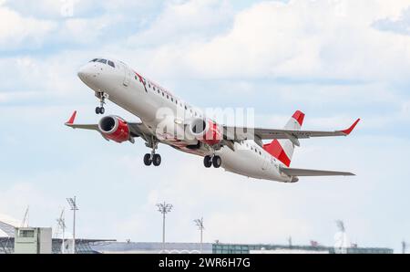 Ein Embraer 195LR von Austrian Airlines startet von der Südbahn des Flughafen München. Enregistrement OE-LWG. (München, Allemagne, 28.05.2022) Banque D'Images