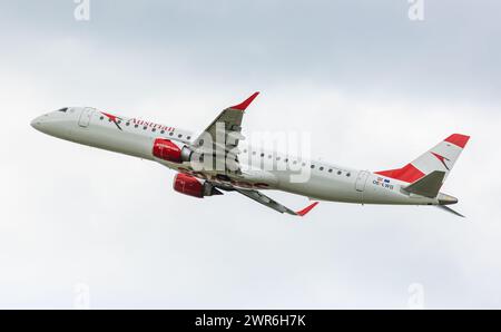 Ein Embraer 195LR von Austrian Airlines startet von der Südbahn des Flughafen München. Enregistrement OE-LWG. (München, Allemagne, 28.05.2022) Banque D'Images