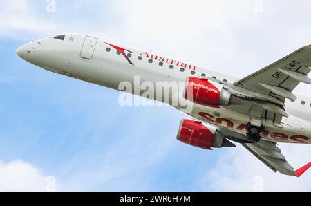 Ein Embraer 195LR von Austrian Airlines startet von der Südbahn des Flughafen München. Enregistrement OE-LWG. (München, Allemagne, 28.05.2022) Banque D'Images