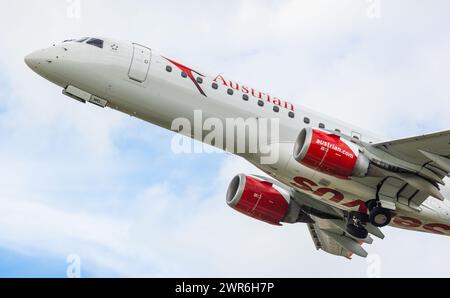 Ein Embraer 195LR von Austrian Airlines startet von der Südbahn des Flughafen München. Enregistrement OE-LWG. (München, Allemagne, 28.05.2022) Banque D'Images