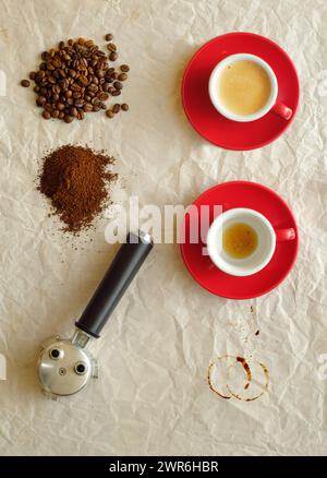 tasse de café expresso fraîchement infusé avec porte-filtre, grains de café et café moulu, plat, espace de copie gratuit Banque D'Images